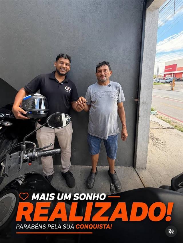 Cliente da GG Locações recebendo a chave da moto, sonho realizado