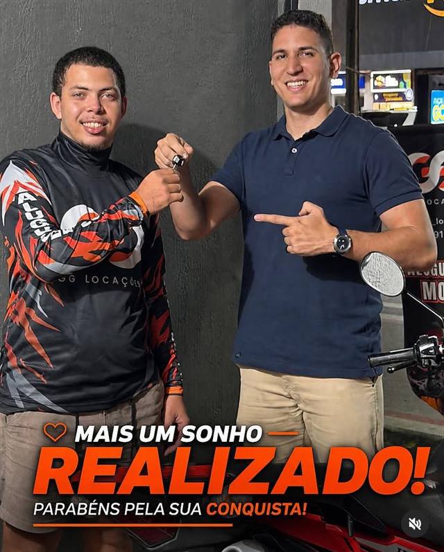 Cliente da GG Locações recebendo a chave da moto, sonho realizado