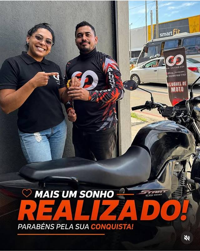 Cliente da GG Locações recebendo a chave da moto Start 160, sonho realizado